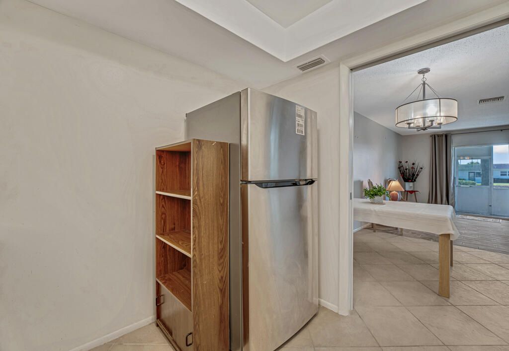 На продажу: $99,000 (2 спален, 1 ванн, 829 Квадратных фут)