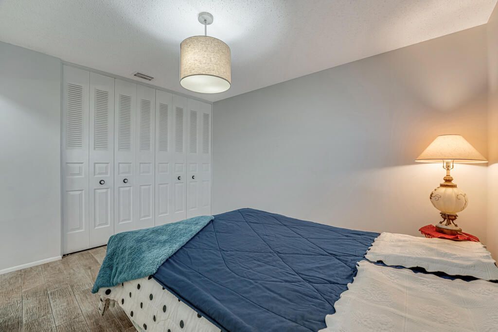 На продажу: $99,000 (2 спален, 1 ванн, 829 Квадратных фут)