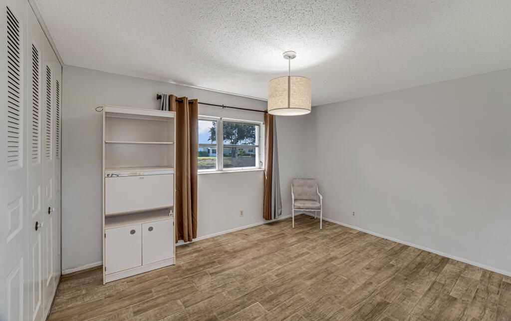 На продажу: $99,000 (2 спален, 1 ванн, 829 Квадратных фут)