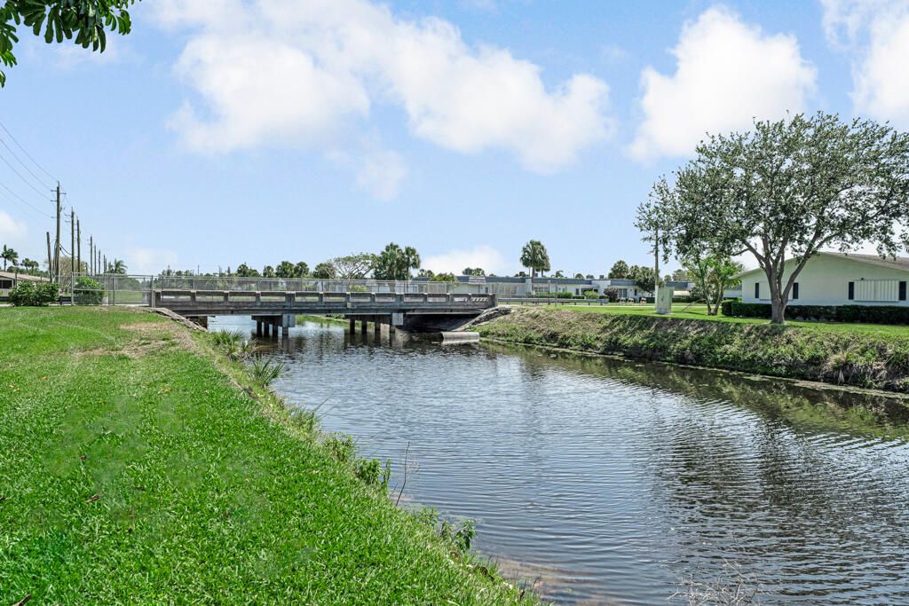 На продажу: $99,000 (2 спален, 1 ванн, 829 Квадратных фут)