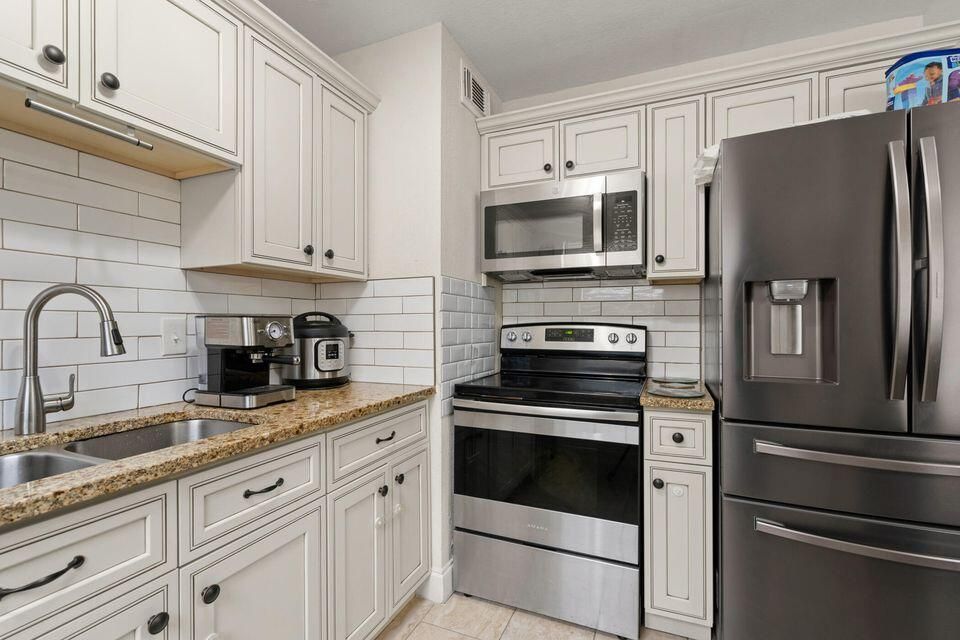 На продажу: $200,000 (3 спален, 1 ванн, 816 Квадратных фут)