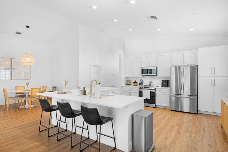 For Rent: $4,000 (3 beds, 2 baths, 2023 Square Feet)