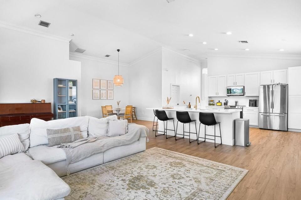 For Rent: $4,000 (3 beds, 2 baths, 2023 Square Feet)