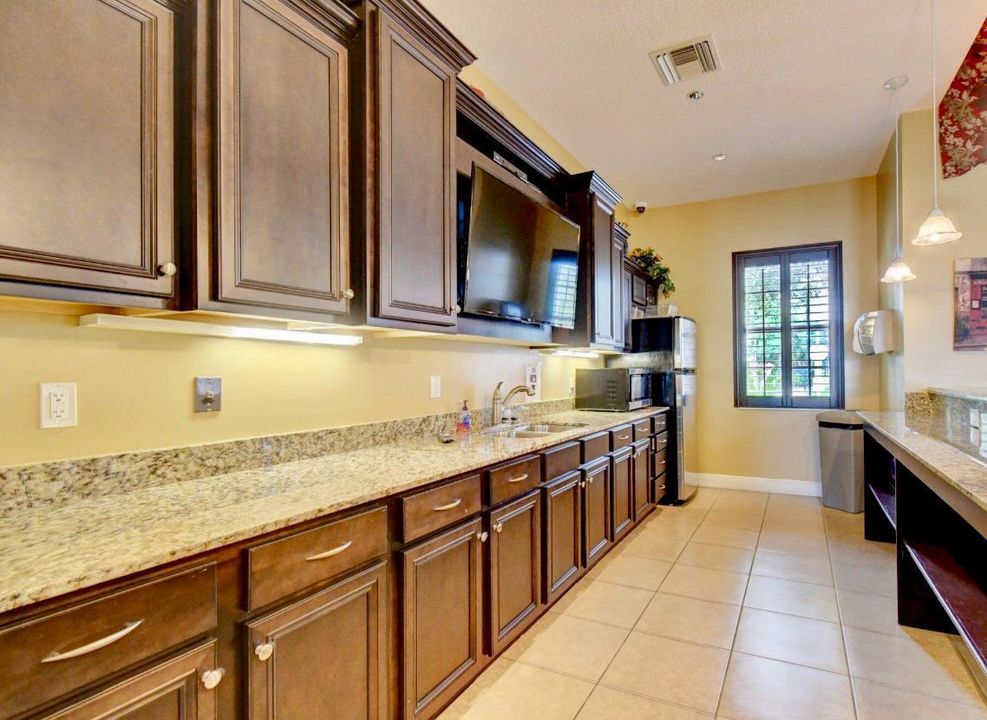 Activo con contrato: $369,000 (3 camas, 2 baños, 1590 Pies cuadrados)