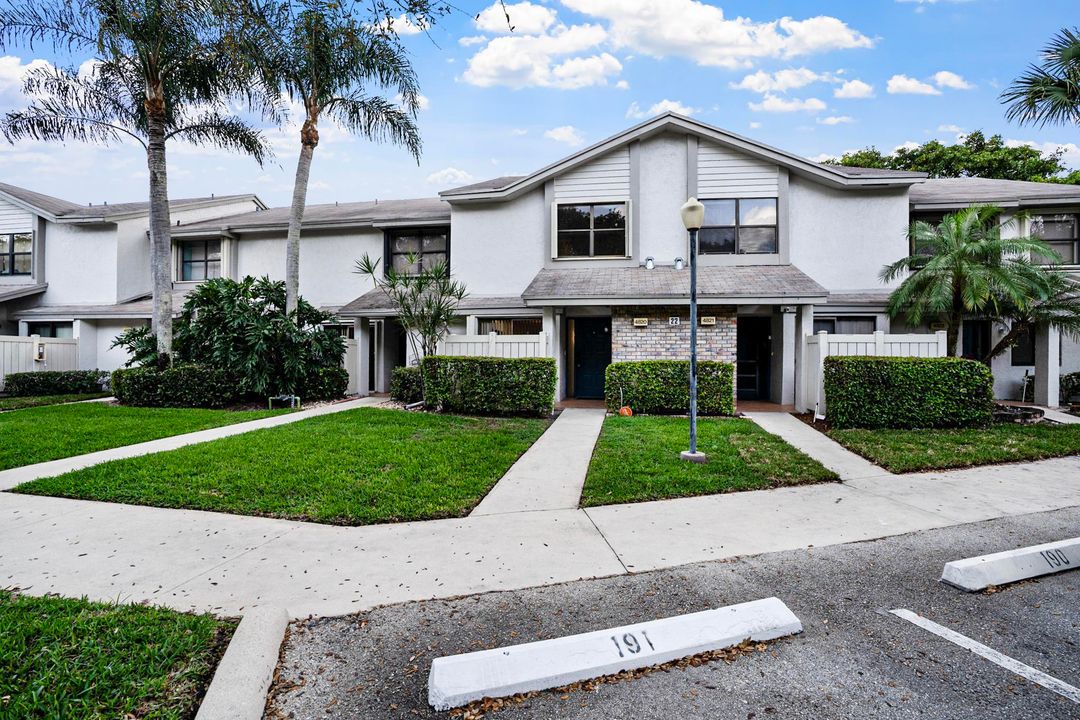 For Sale: $375,000 (2 beds, 2 baths, 1305 Square Feet)