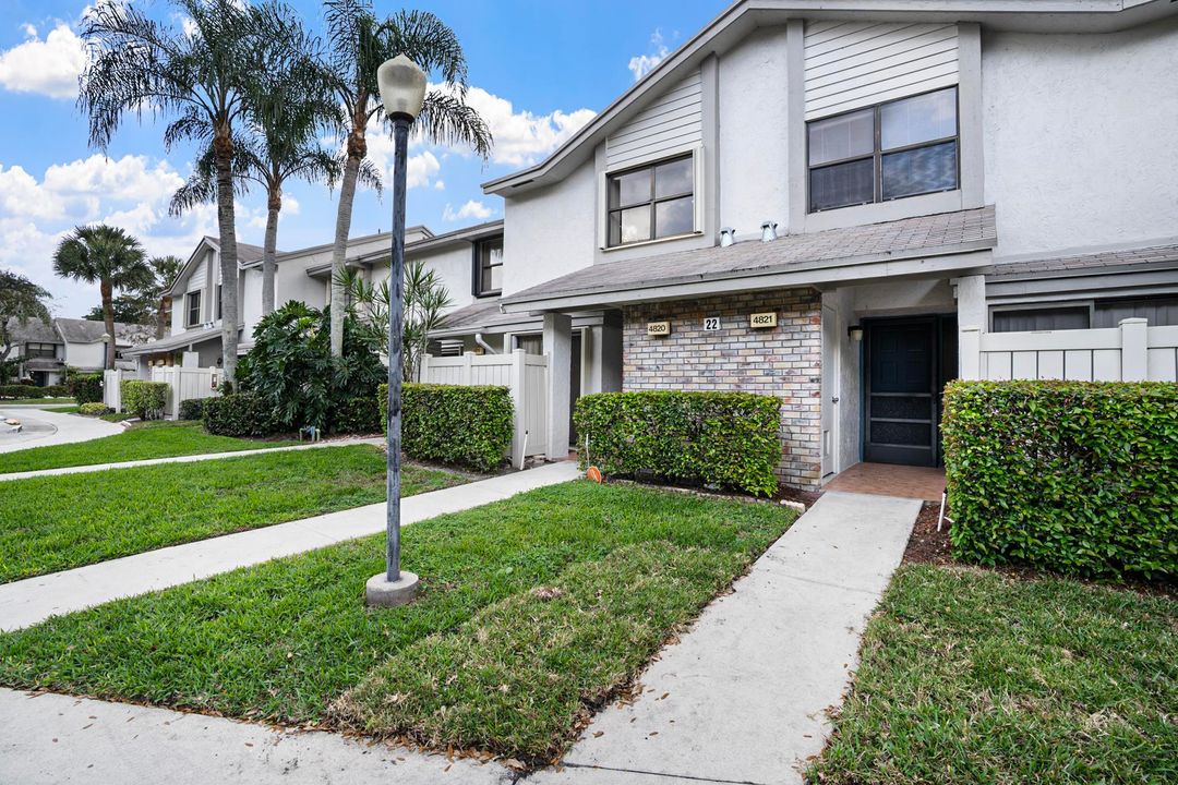 For Sale: $375,000 (2 beds, 2 baths, 1305 Square Feet)