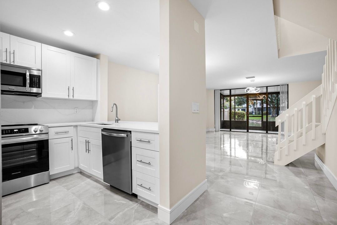 For Sale: $375,000 (2 beds, 2 baths, 1305 Square Feet)