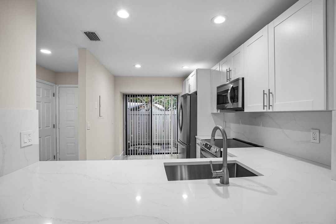 For Sale: $375,000 (2 beds, 2 baths, 1305 Square Feet)