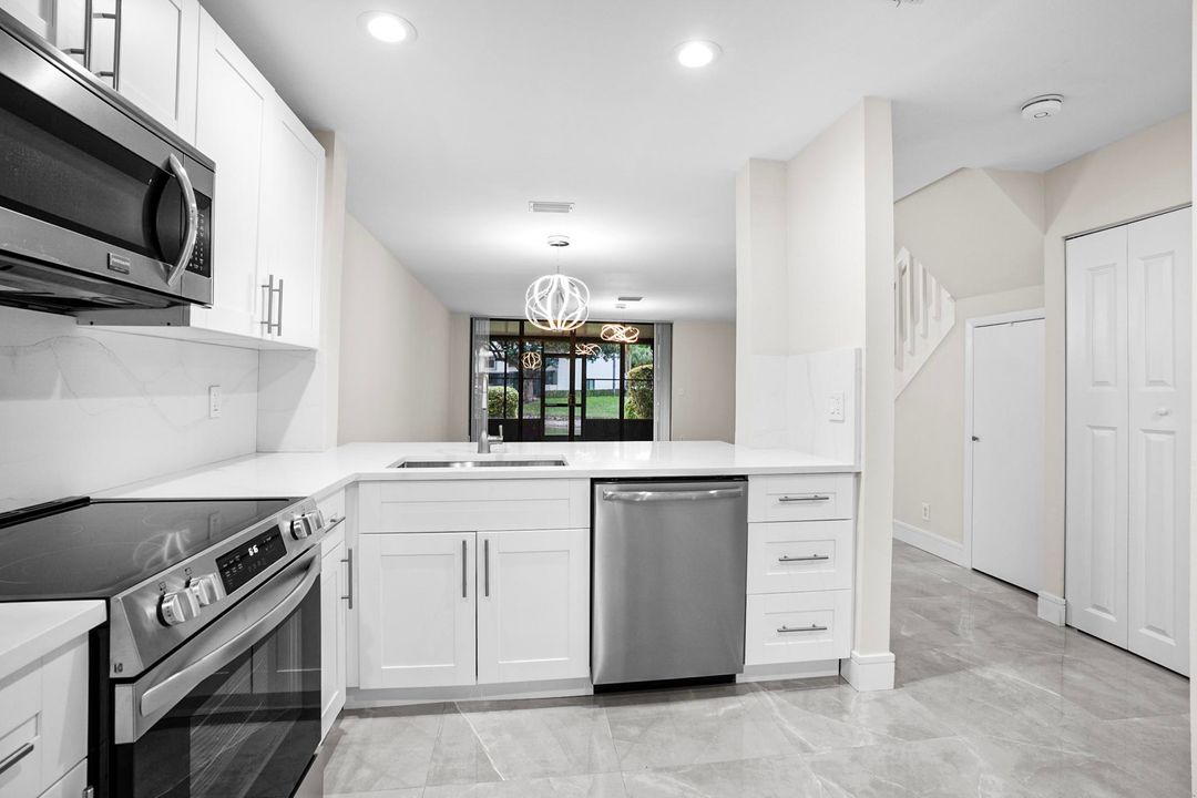 For Sale: $375,000 (2 beds, 2 baths, 1305 Square Feet)