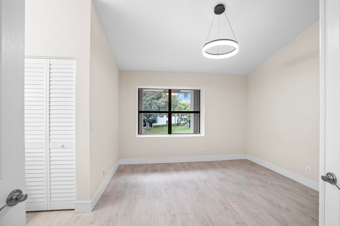 For Sale: $375,000 (2 beds, 2 baths, 1305 Square Feet)