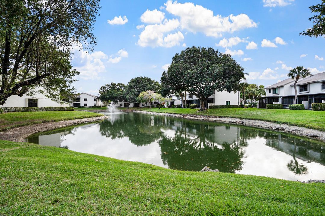 For Sale: $375,000 (2 beds, 2 baths, 1305 Square Feet)