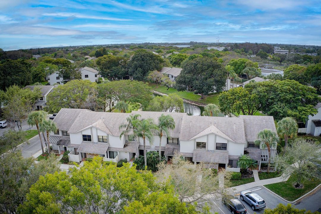 For Sale: $375,000 (2 beds, 2 baths, 1305 Square Feet)