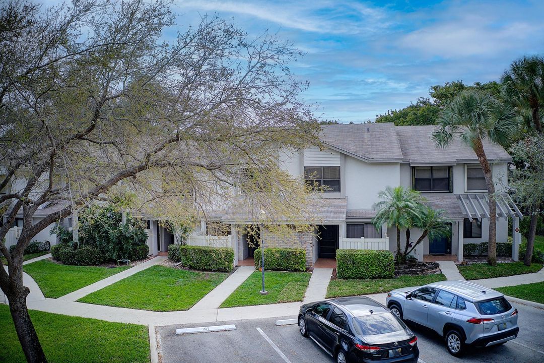 For Sale: $375,000 (2 beds, 2 baths, 1305 Square Feet)