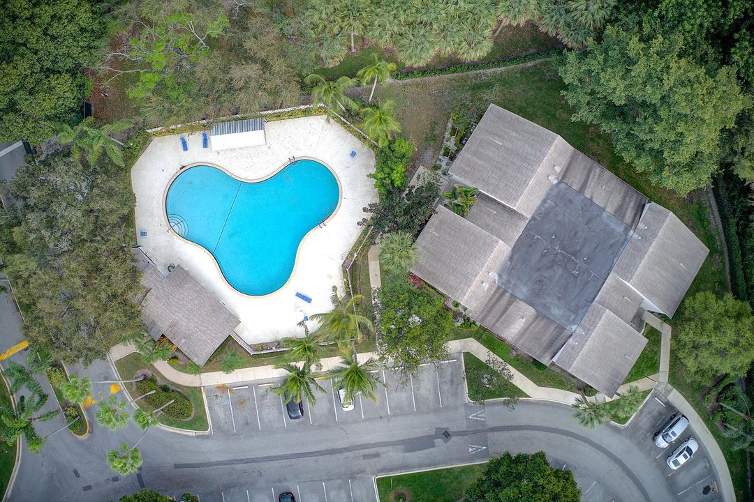 For Sale: $375,000 (2 beds, 2 baths, 1305 Square Feet)