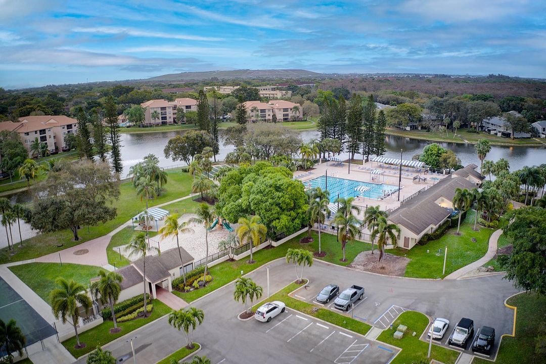 For Sale: $375,000 (2 beds, 2 baths, 1305 Square Feet)