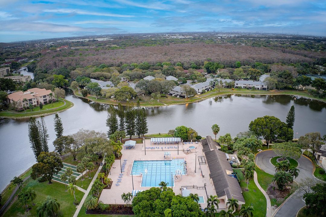 For Sale: $375,000 (2 beds, 2 baths, 1305 Square Feet)