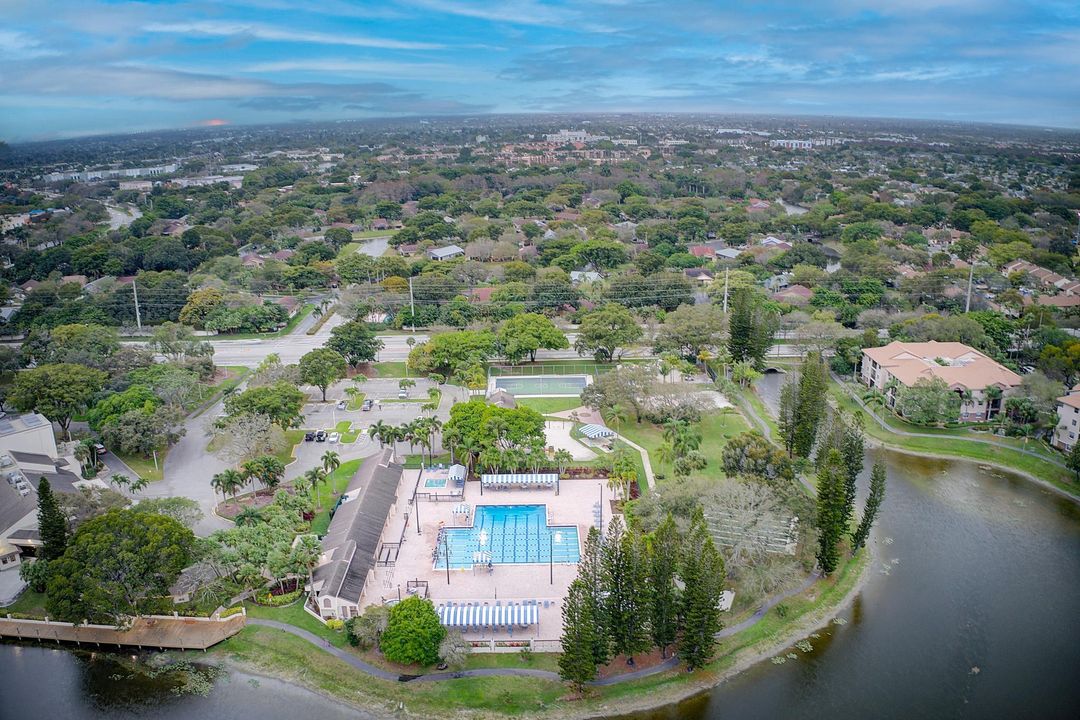 For Sale: $375,000 (2 beds, 2 baths, 1305 Square Feet)