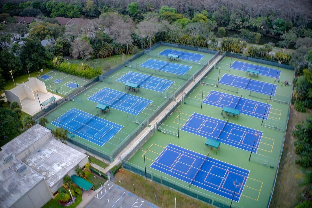 For Sale: $375,000 (2 beds, 2 baths, 1305 Square Feet)