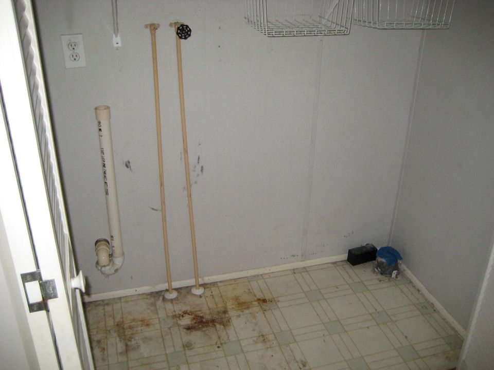 For Sale: $100,000 (2 beds, 2 baths, 1515 Square Feet)