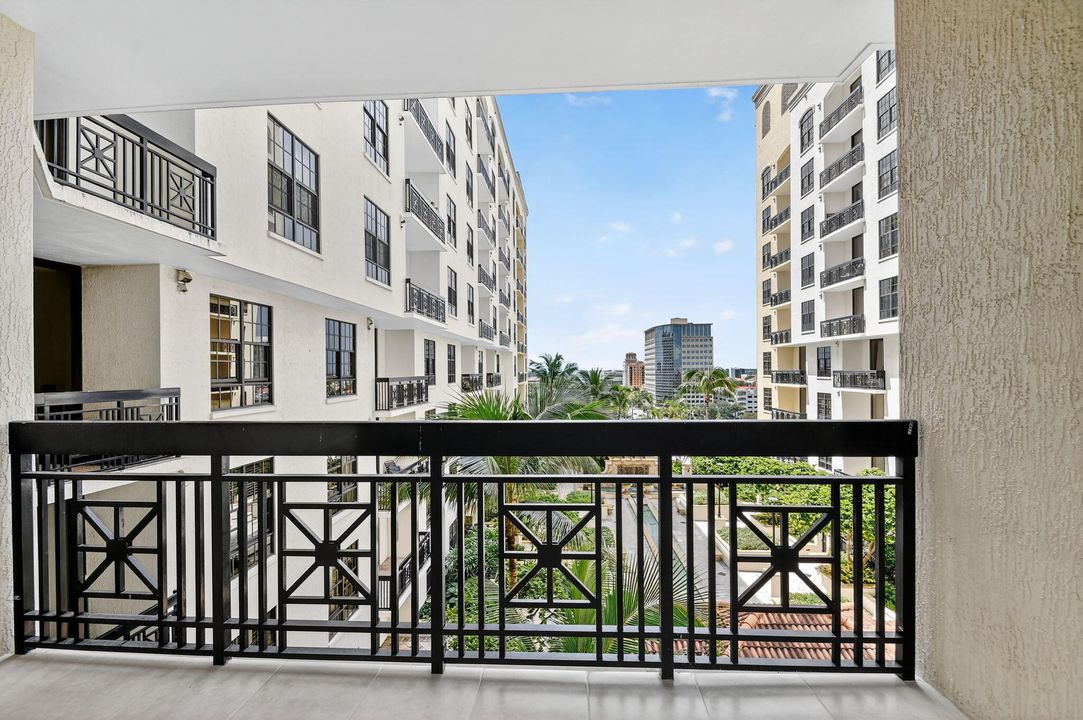 Recently Sold: $420,000 (1 beds, 1 baths, 876 Square Feet)
