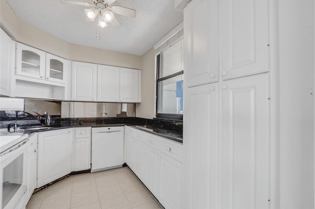 待售: $315,000 (1 贝兹, 1 浴室, 996 平方英尺)