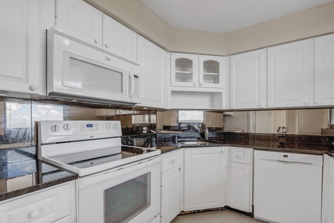 待售: $315,000 (1 贝兹, 1 浴室, 996 平方英尺)