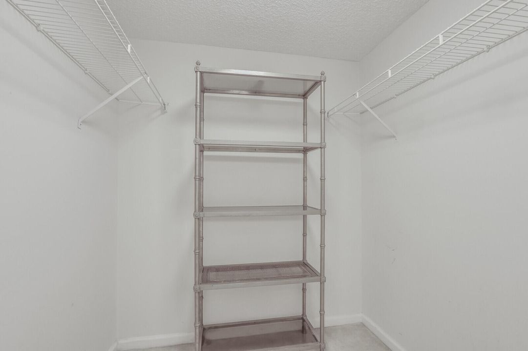 待售: $315,000 (1 贝兹, 1 浴室, 996 平方英尺)