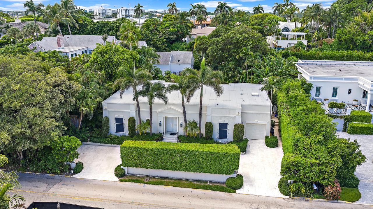 Recently Sold: $7,950,000 (3 beds, 3 baths, 2993 Square Feet)
