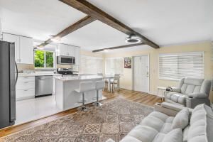 For Rent: $1,800 (1 beds, 1 baths, 772 Square Feet)