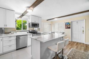 For Rent: $1,800 (1 beds, 1 baths, 772 Square Feet)