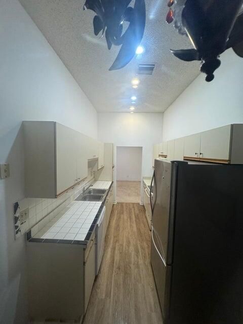 Active With Contract: $129,000 (1 beds, 2 baths, 1216 Square Feet)