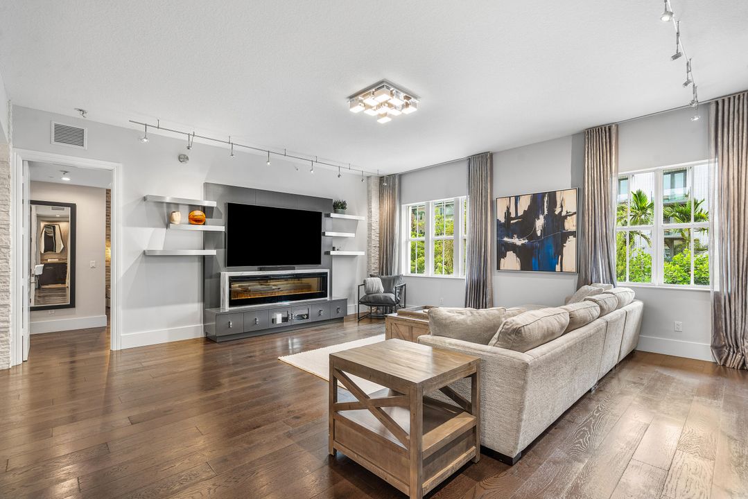 Active With Contract: $1,095,000 (2 beds, 2 baths, 1675 Square Feet)