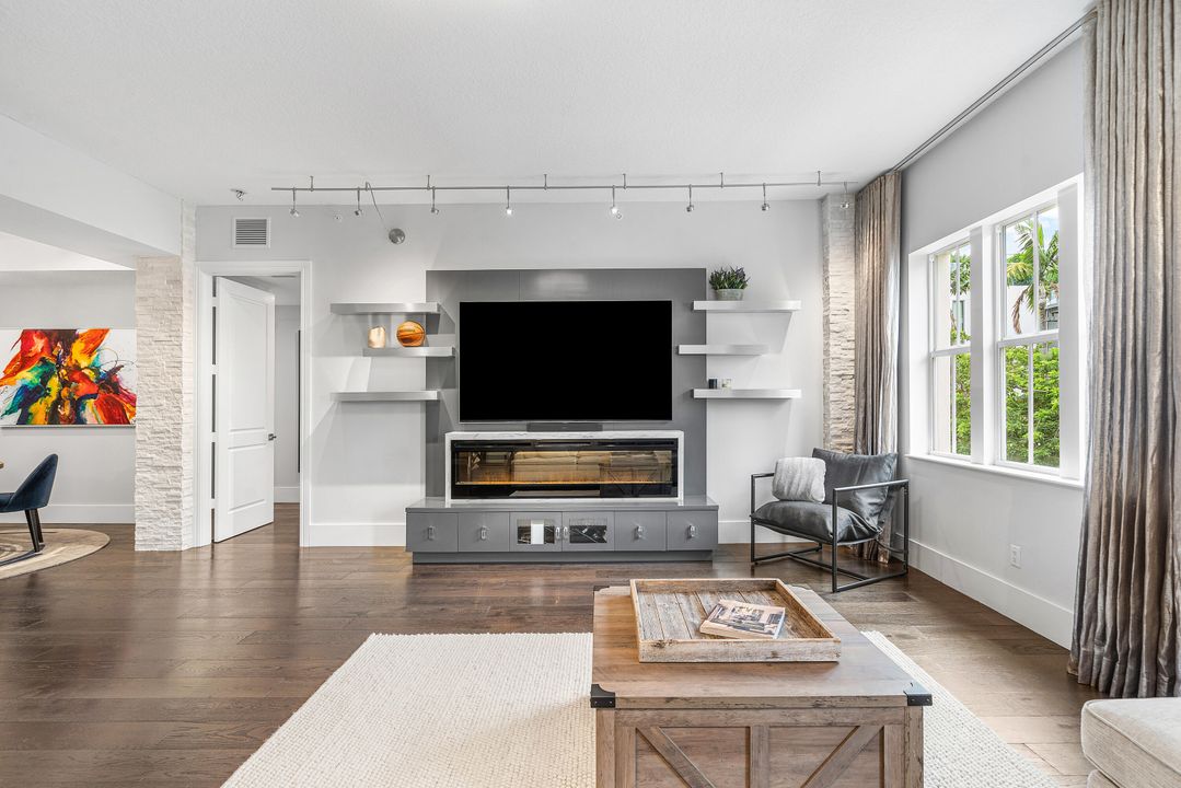 Active With Contract: $1,095,000 (2 beds, 2 baths, 1675 Square Feet)