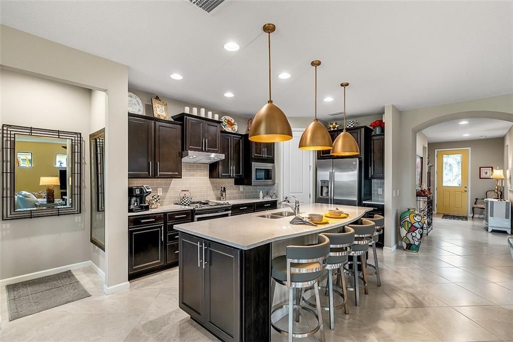 Active With Contract: $529,900 (2 beds, 2 baths, 1885 Square Feet)