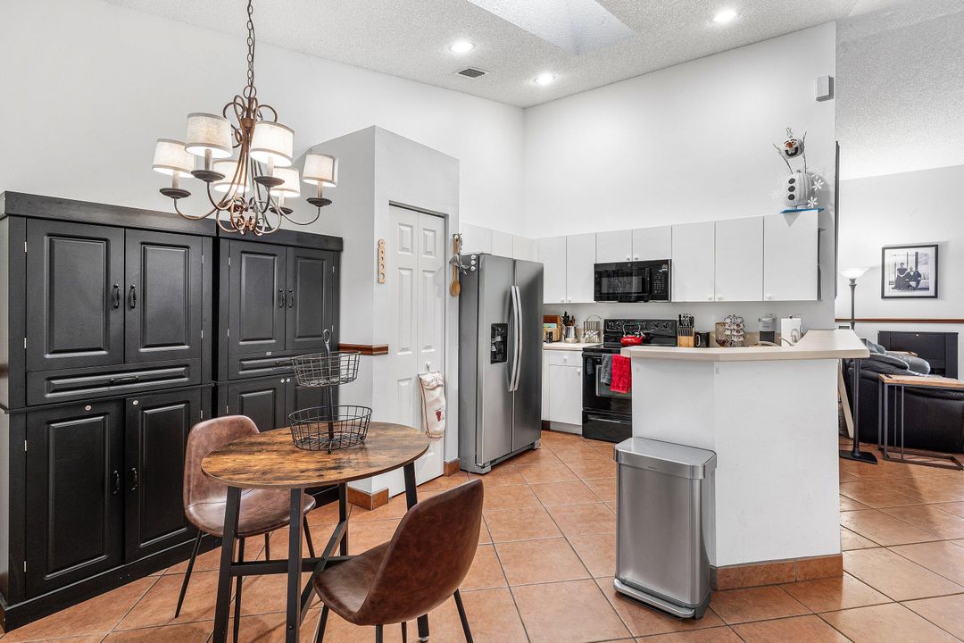 合同活跃: $425,000 (3 贝兹, 2 浴室, 1480 平方英尺)