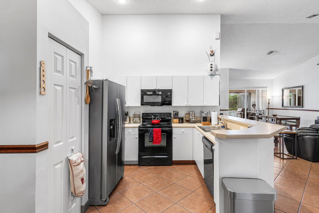 合同活跃: $425,000 (3 贝兹, 2 浴室, 1480 平方英尺)