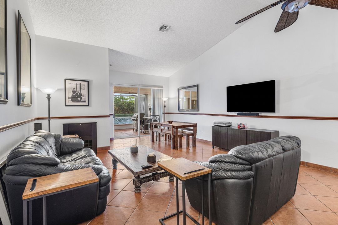 合同活跃: $425,000 (3 贝兹, 2 浴室, 1480 平方英尺)