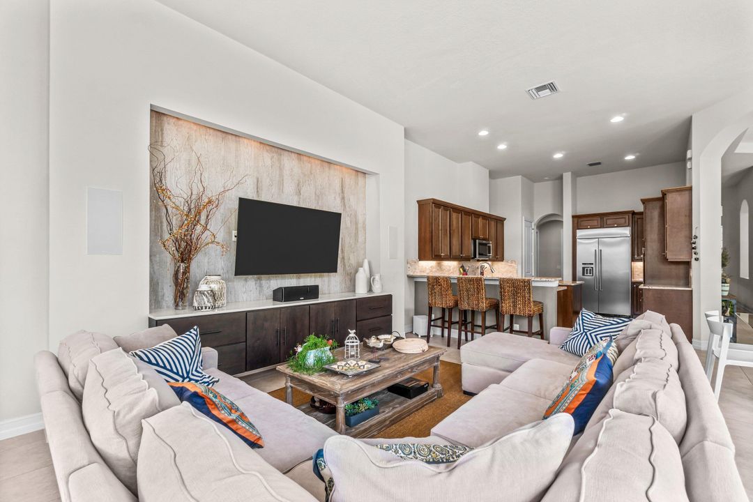 出租: $13,000 (4 贝兹, 4 浴室, 3080 平方英尺)