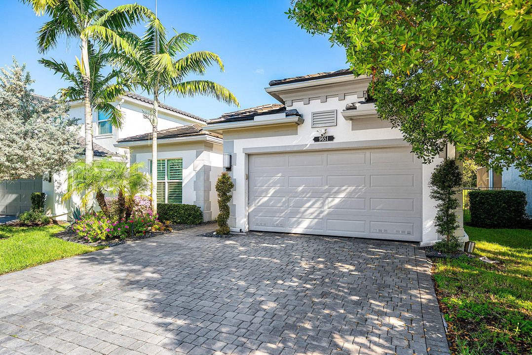 Active With Contract: $999,000 (3 beds, 3 baths, 2157 Square Feet)