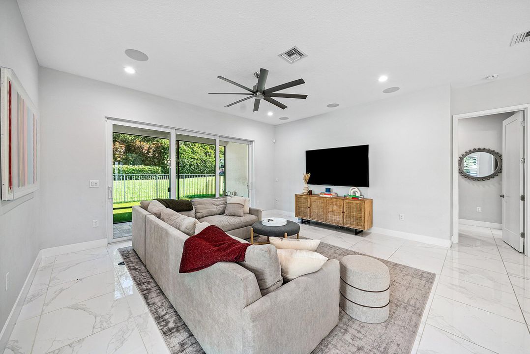 Active With Contract: $999,000 (3 beds, 3 baths, 2157 Square Feet)