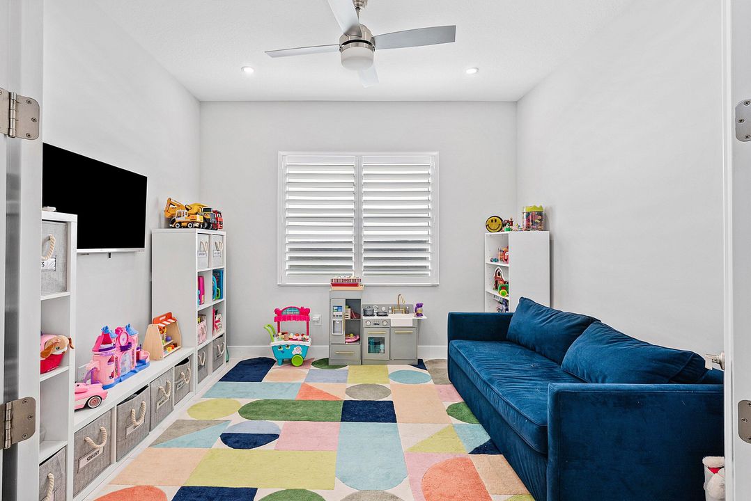 Active With Contract: $999,000 (3 beds, 3 baths, 2157 Square Feet)