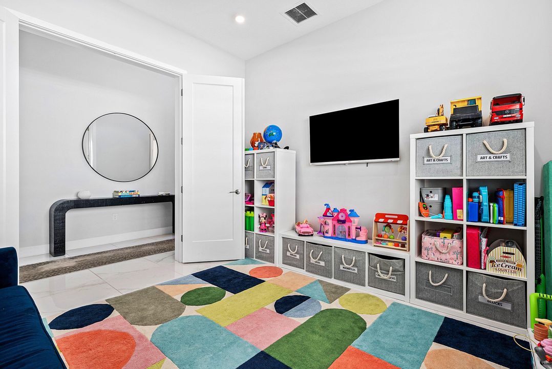 Active With Contract: $999,000 (3 beds, 3 baths, 2157 Square Feet)