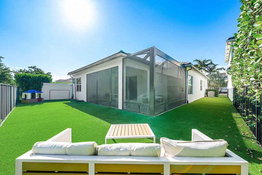 Active With Contract: $999,000 (3 beds, 3 baths, 2157 Square Feet)