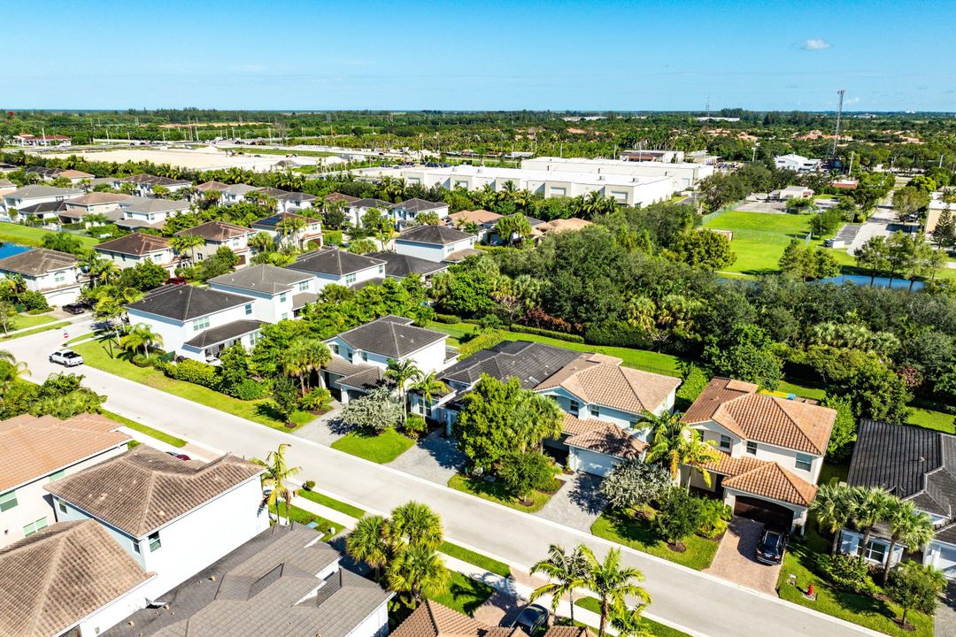 Active With Contract: $999,000 (3 beds, 3 baths, 2157 Square Feet)