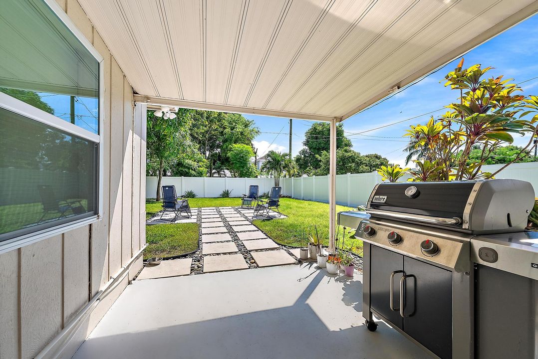 Active With Contract: $535,000 (3 beds, 2 baths, 1427 Square Feet)