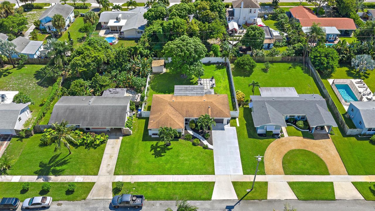 Active With Contract: $535,000 (3 beds, 2 baths, 1427 Square Feet)