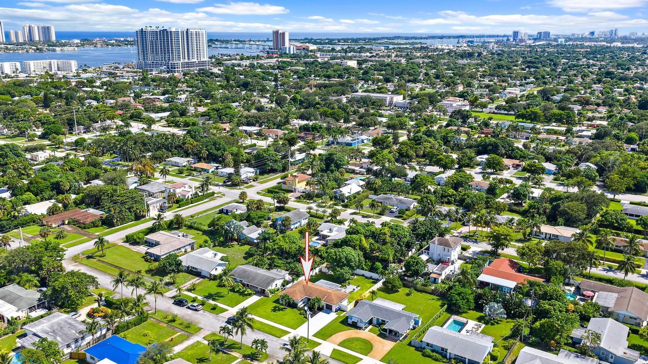 Active With Contract: $535,000 (3 beds, 2 baths, 1427 Square Feet)