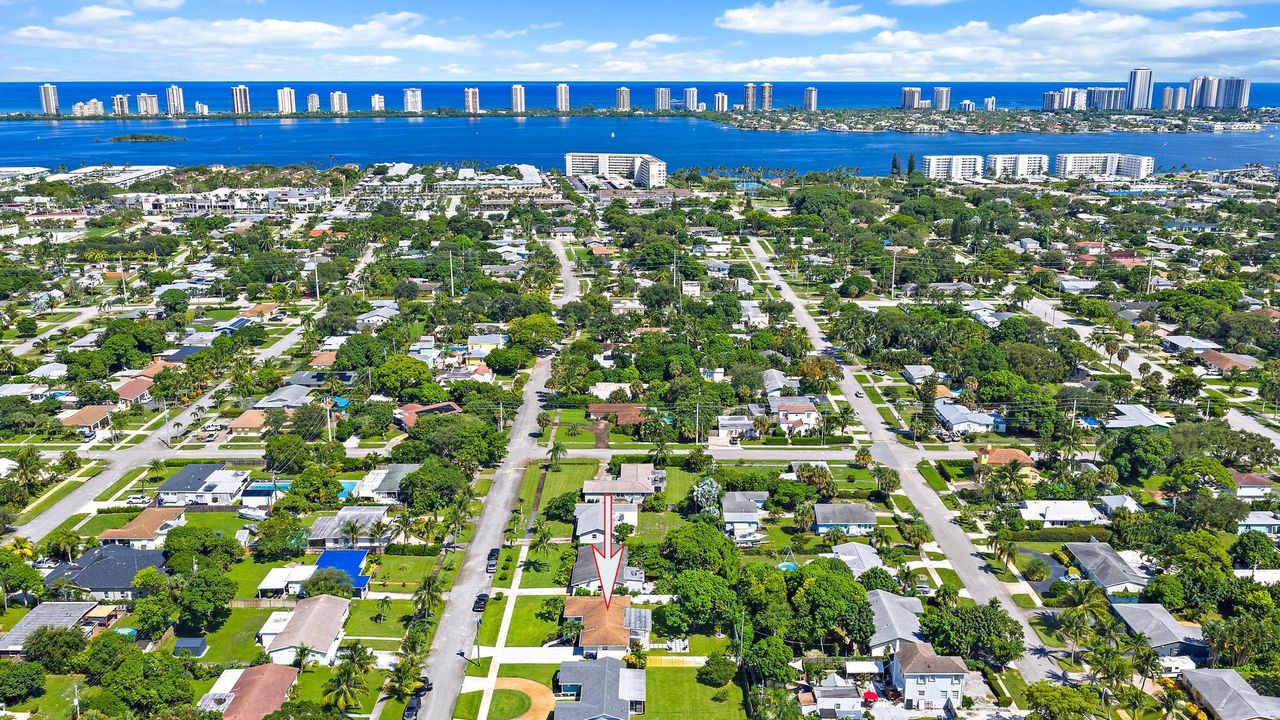 Active With Contract: $535,000 (3 beds, 2 baths, 1427 Square Feet)