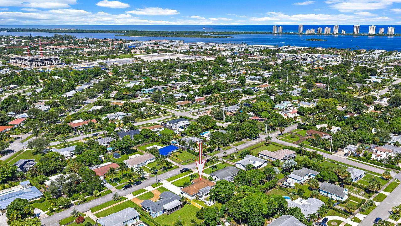 Active With Contract: $535,000 (3 beds, 2 baths, 1427 Square Feet)