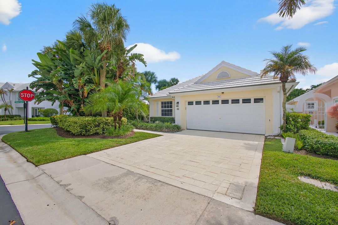 Active With Contract: $650,000 (3 beds, 2 baths, 1467 Square Feet)